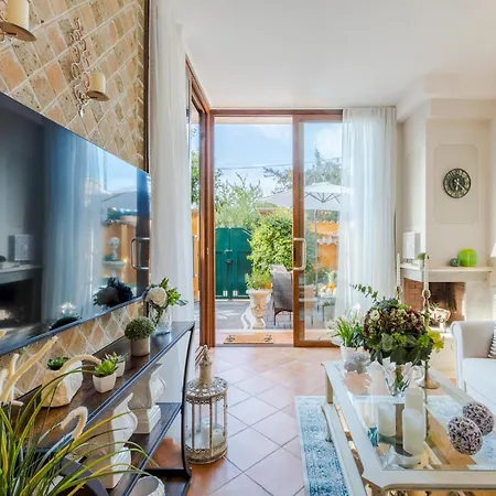 Villa Tranquil Coastal Near Rome